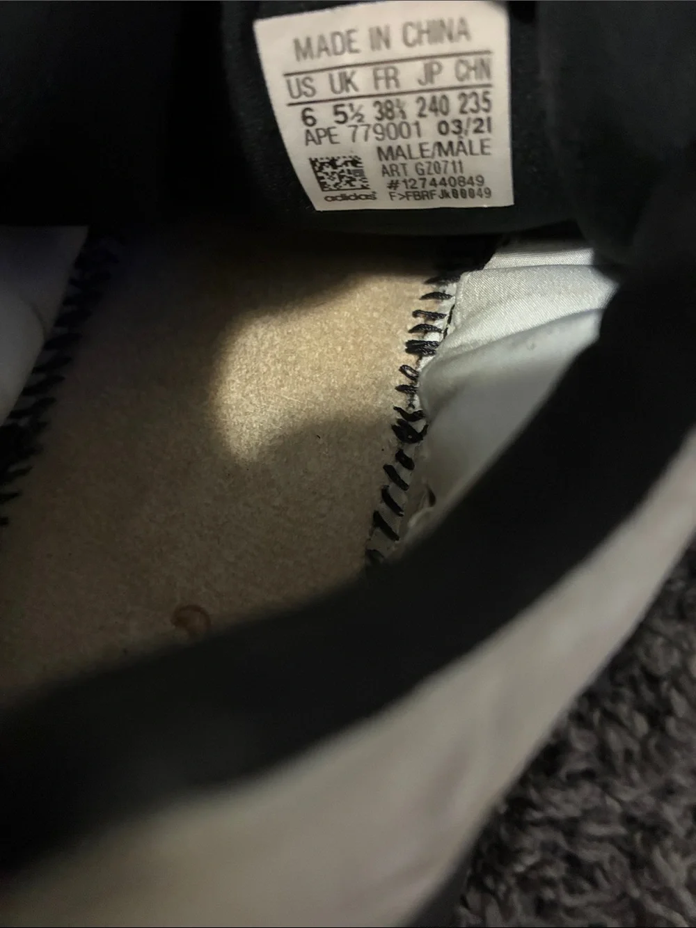 Adidas Yeezy 700